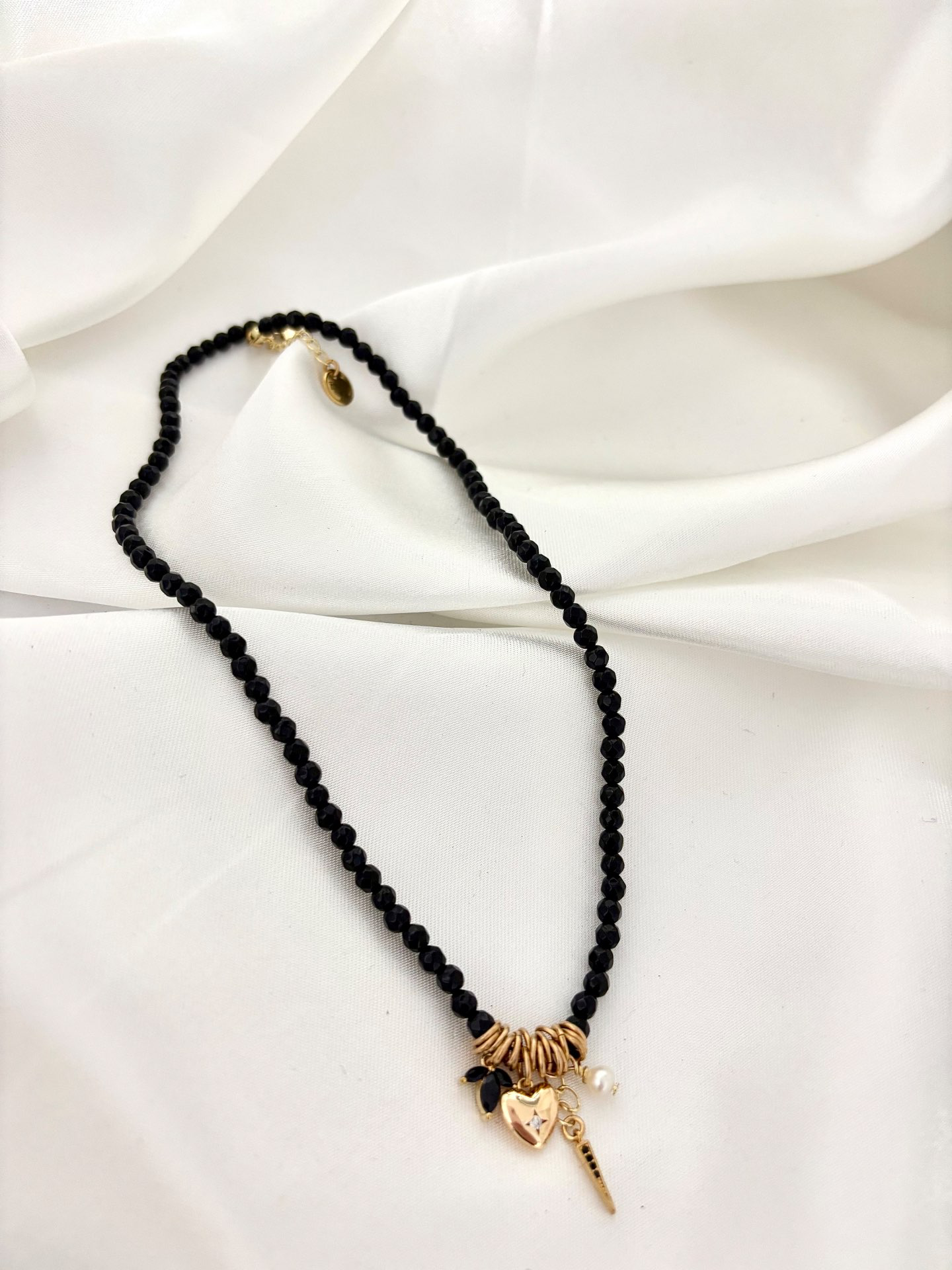 עינב – שרשרת מאבני אוניקס שחורות