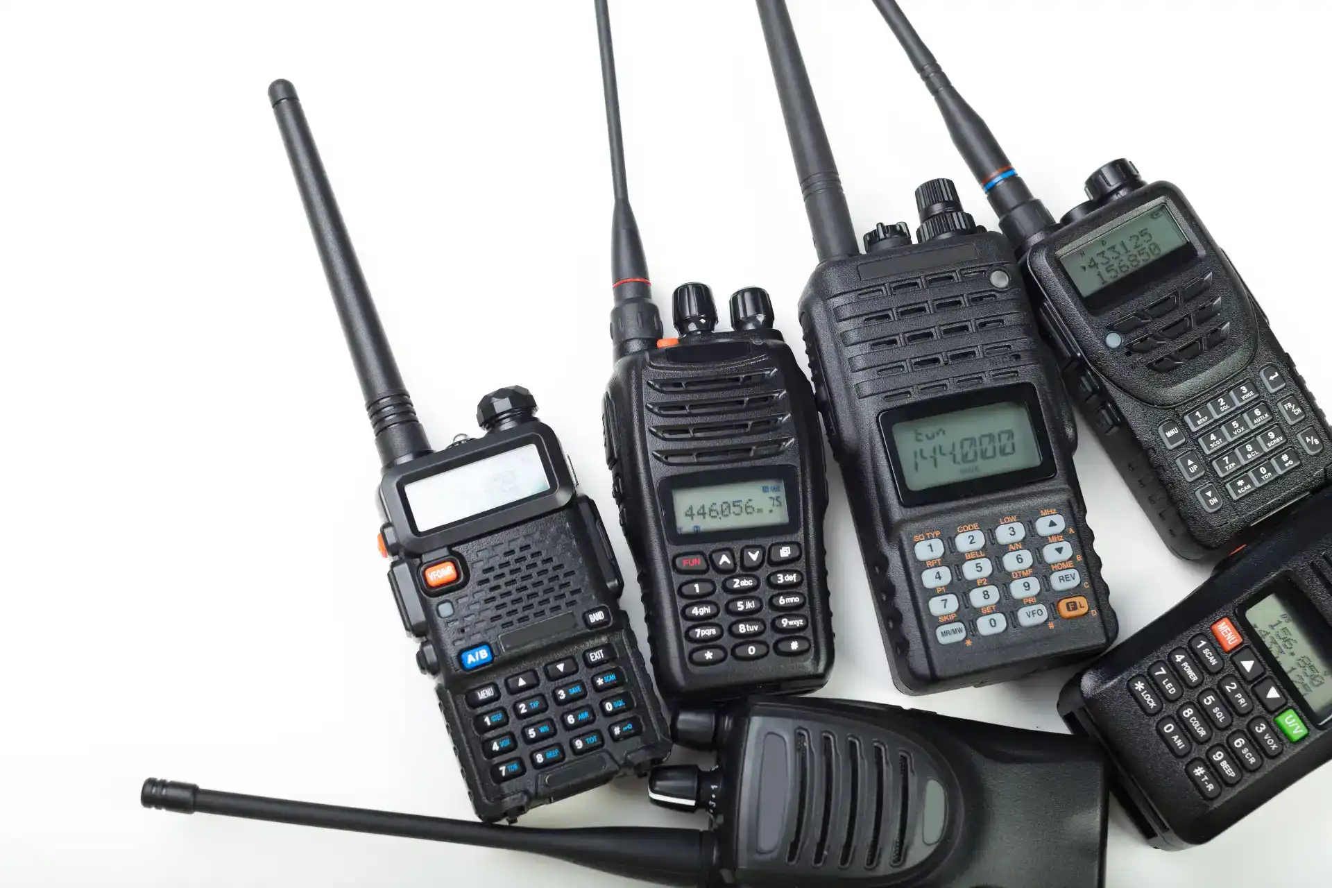 מכירת ציוד נלווה למכשירי קשר בבני ברק – עבודה מדויקת בשטח