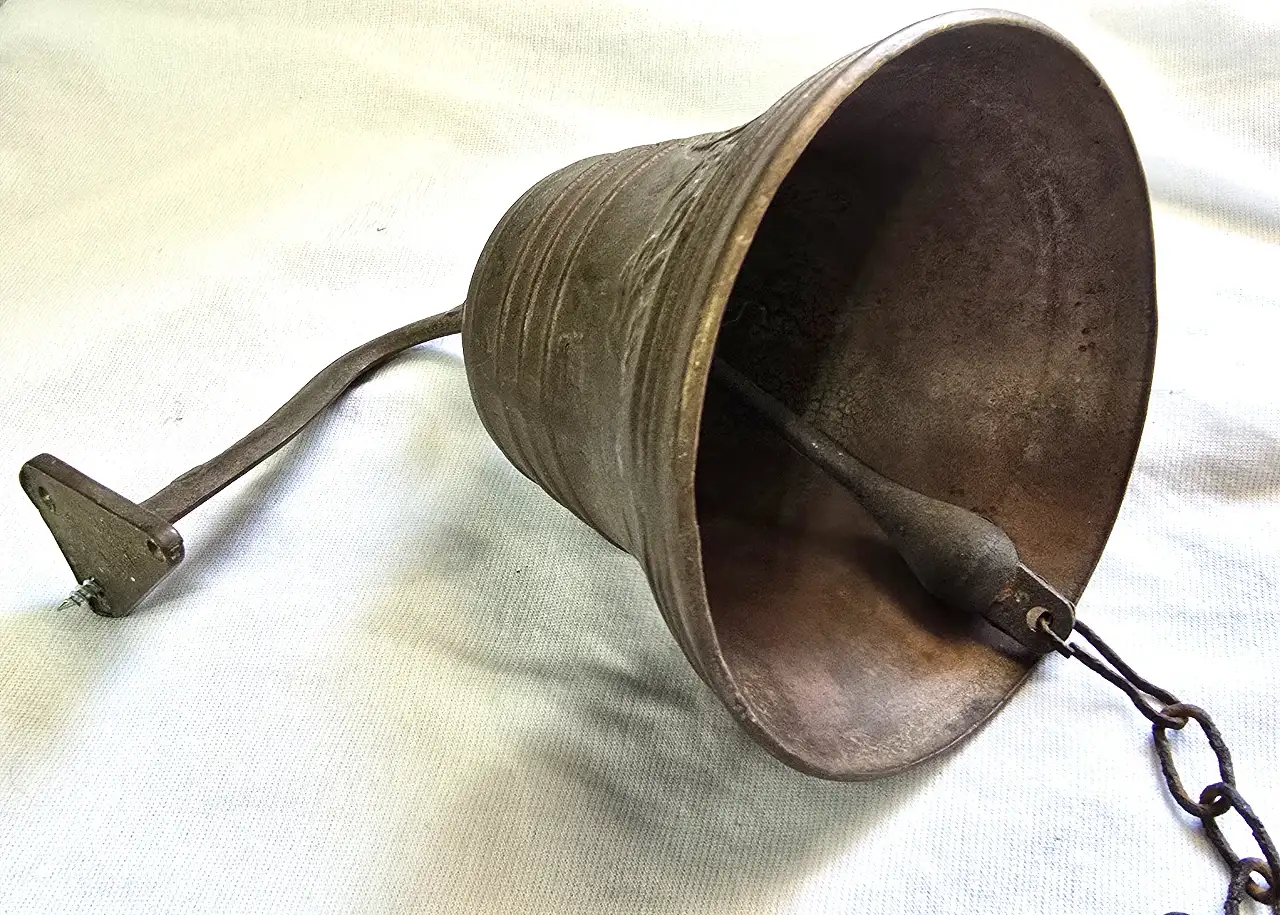 פעמון ישן לדלת בחוץ ממתכת יצוקה גובה 12 ס'מ