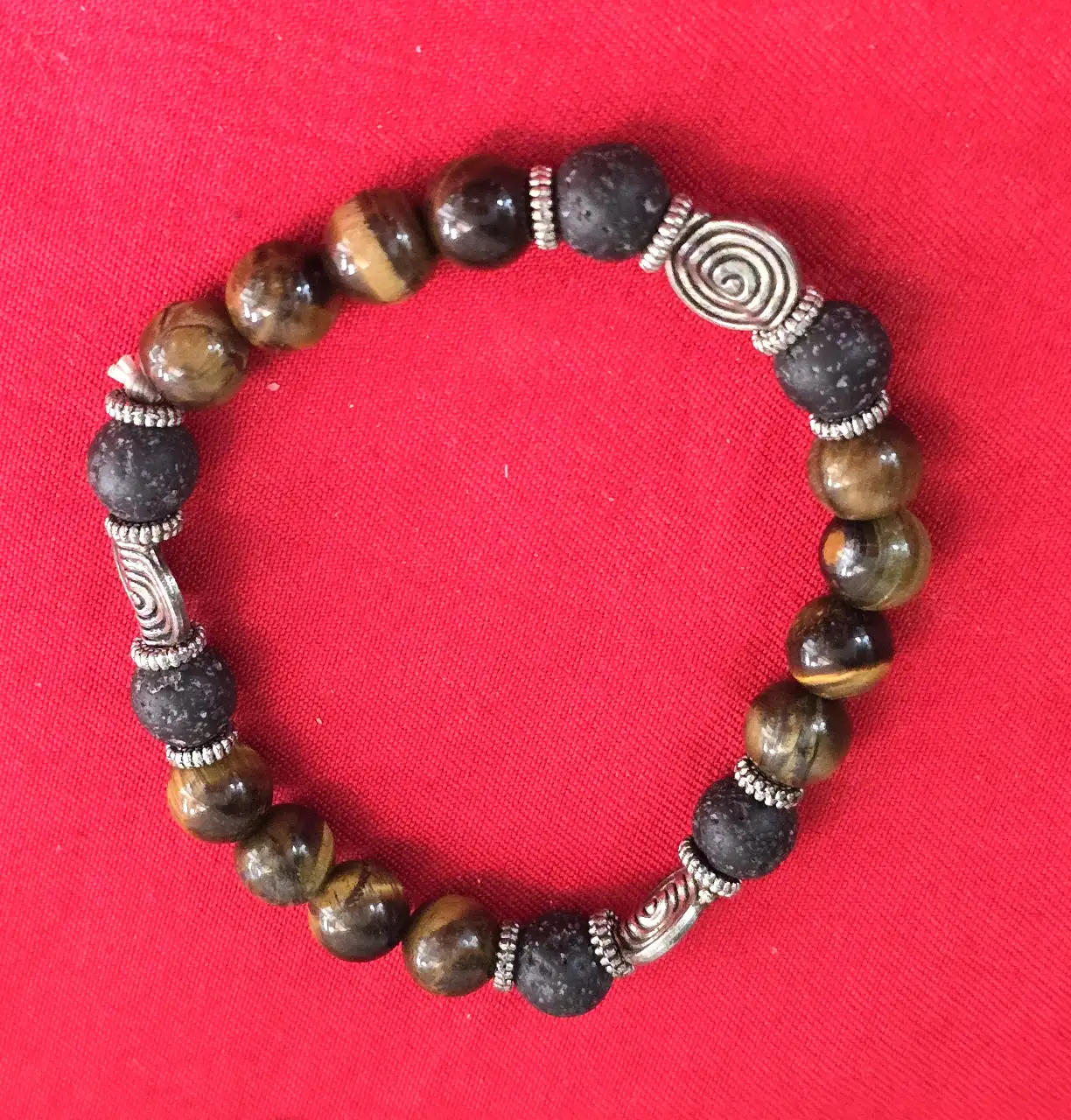 צמיד יפהפה שבוץ אבני עין הנמר ואבן וולקנית