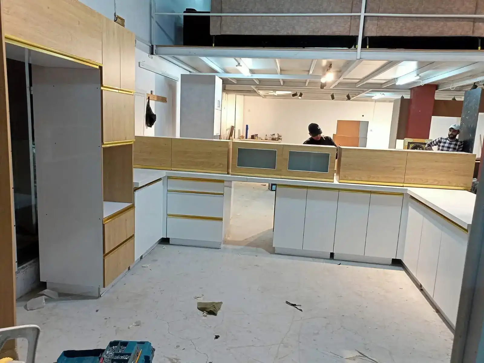 מטבח לבן בשילוב עץ