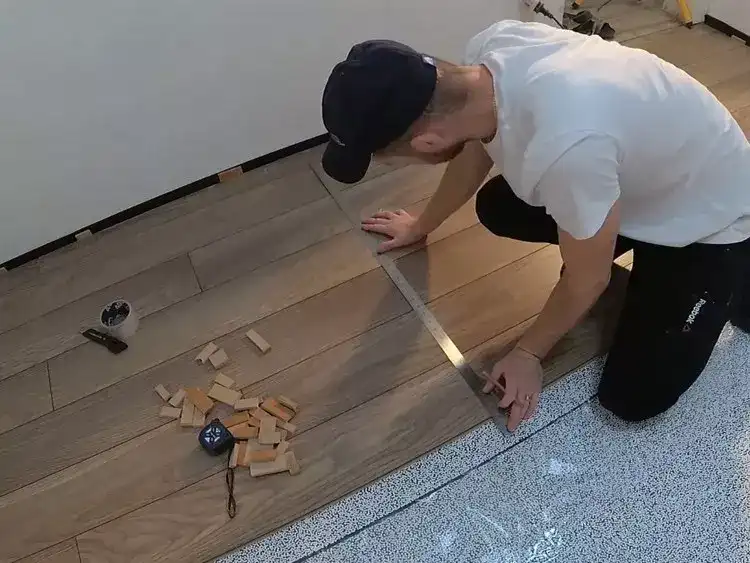 עבודות דקים מעץ וסינטטי