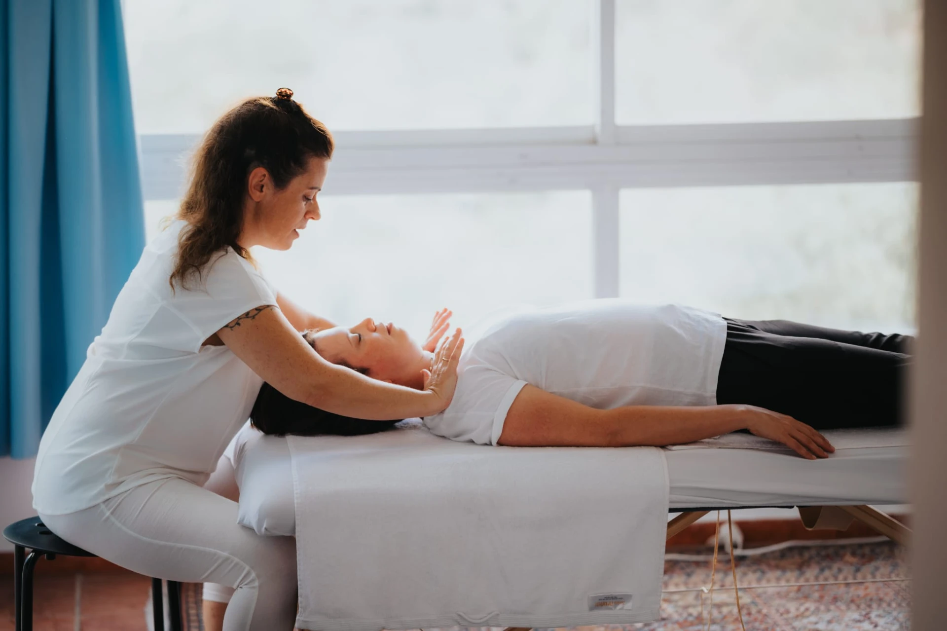 טיפול במגע המחזיר לאכות המים ולרכות