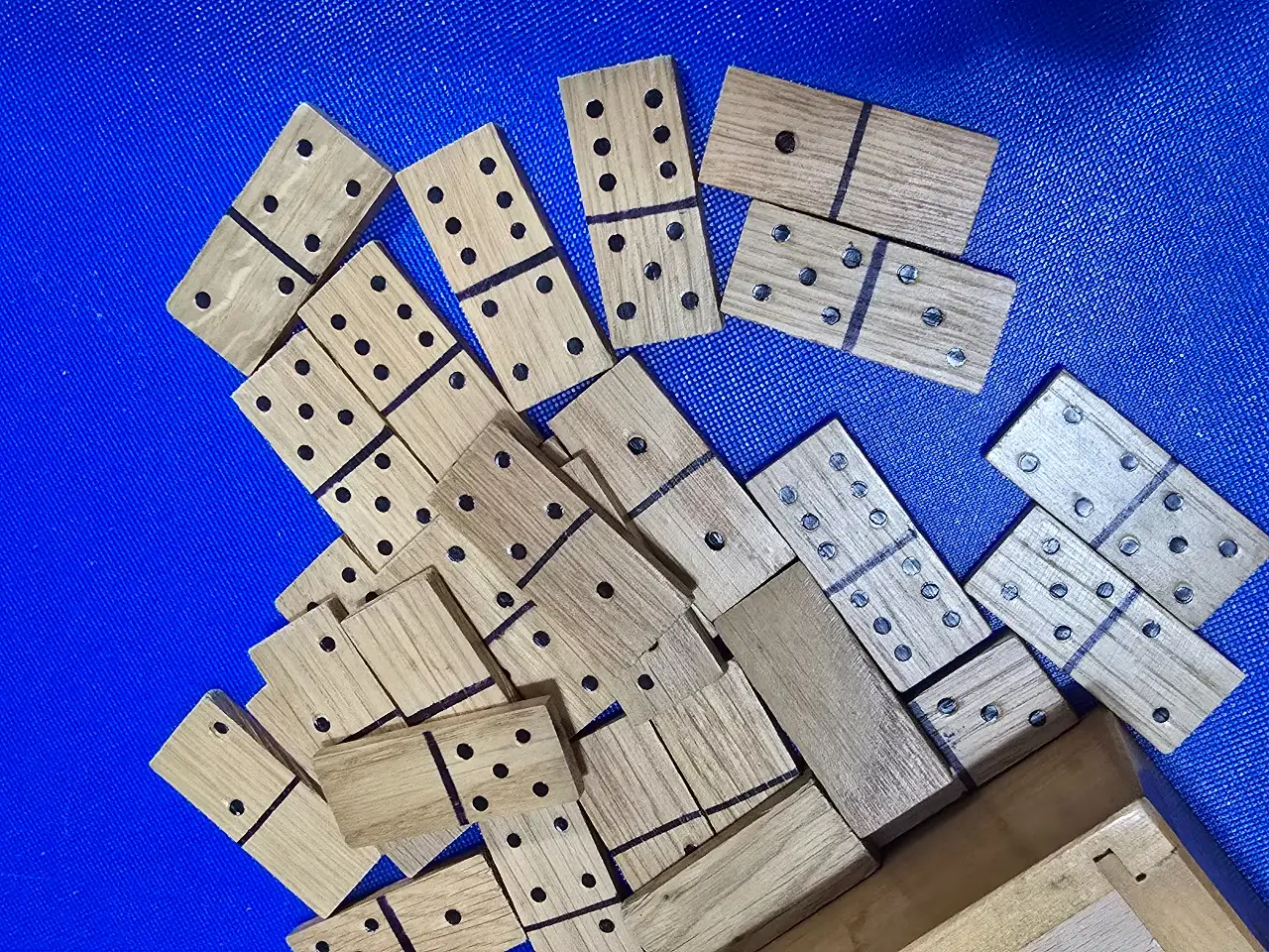 משחק דומינו ישן וינט'ג קופסת עץ וקוביות משחק מעץ 28 קוביות