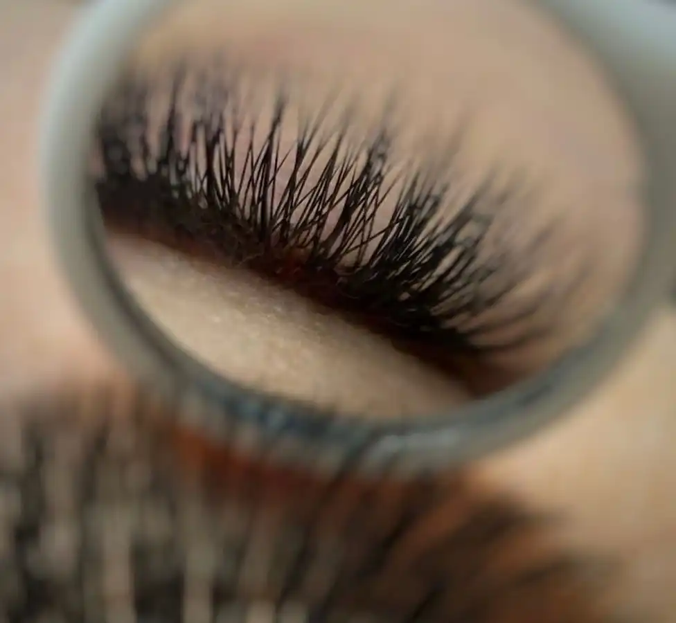 הטכניקה החדשה לריסים – כל מה שאת חייבת לדעת