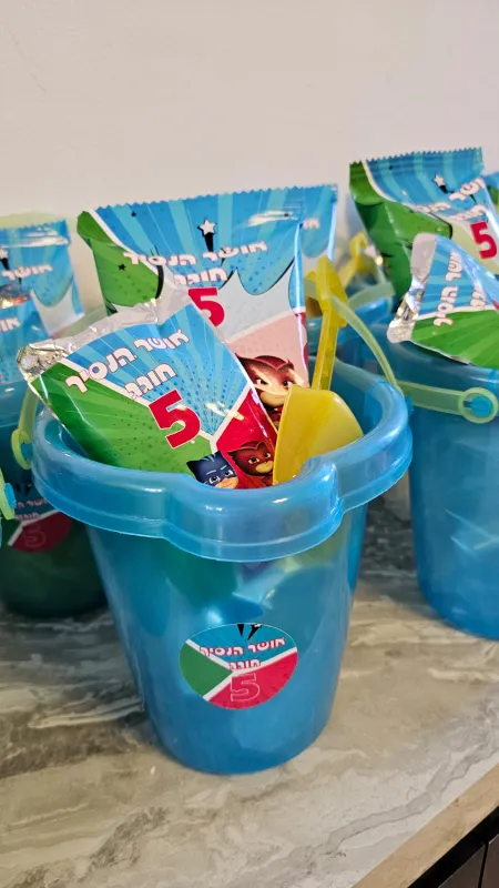 דלי וכף עם טרופית וחטיף