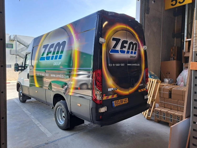 איך מתמודדים עם השמש בשילוט רכבים ?