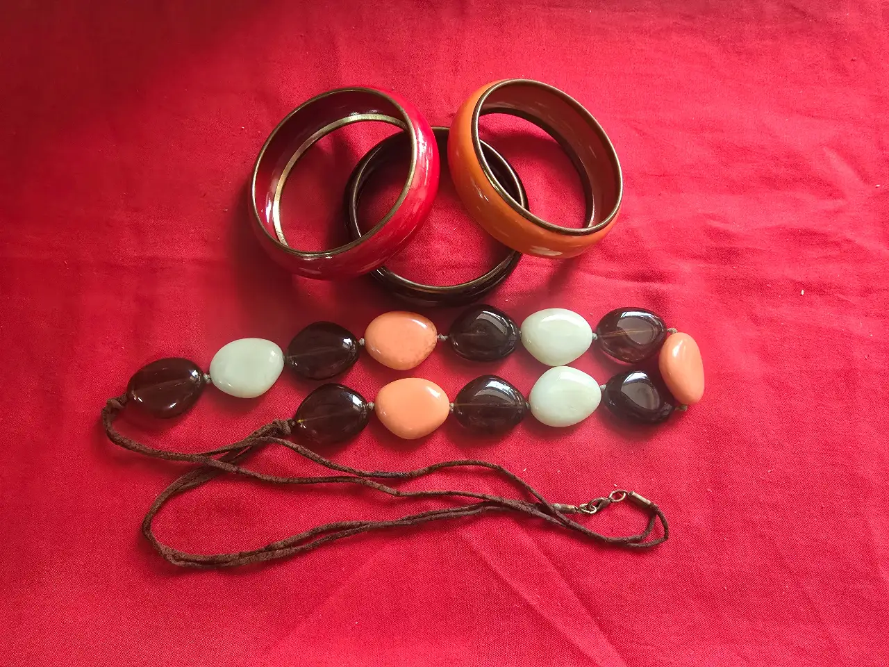 סט של תכשיטי אופנה בצבעים חמים 3 צמידים בצבעים אדום שחור וכתום השרשרת עשויה מחרוזים גדולים ושטוחים כמו חלוקי נחל וינט'ג שנות ה..70