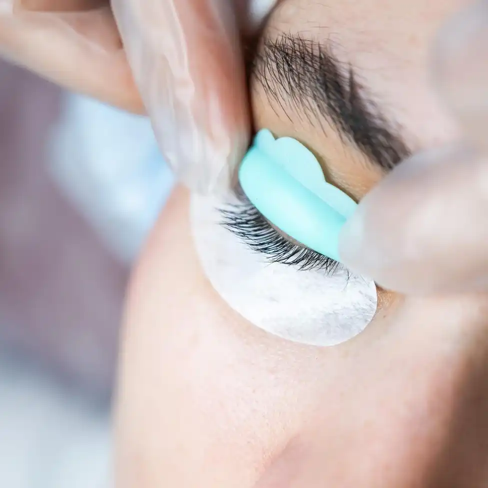 הרמת ריסים – מראה טבעי, פתוח ומודגש לאורך זמן