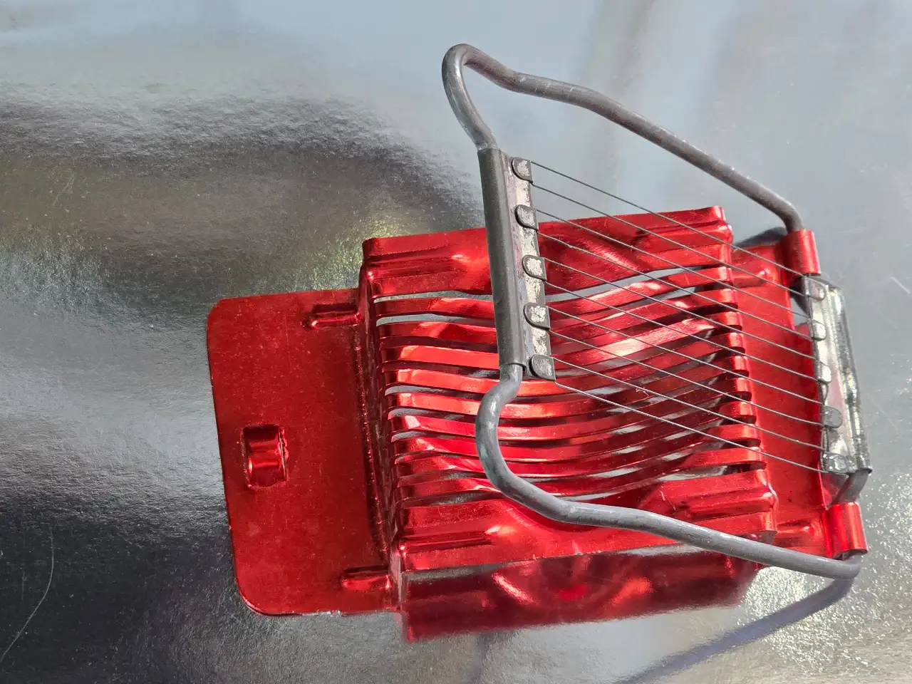 פורס ביצים וינטאז, אלומיניום צבעוני, פריט חדש באריזה המקורית תוצרת ישראל תוצרת פל-עד . עם מס קניה מאחור, מידה: 13 על 8.5 סמ