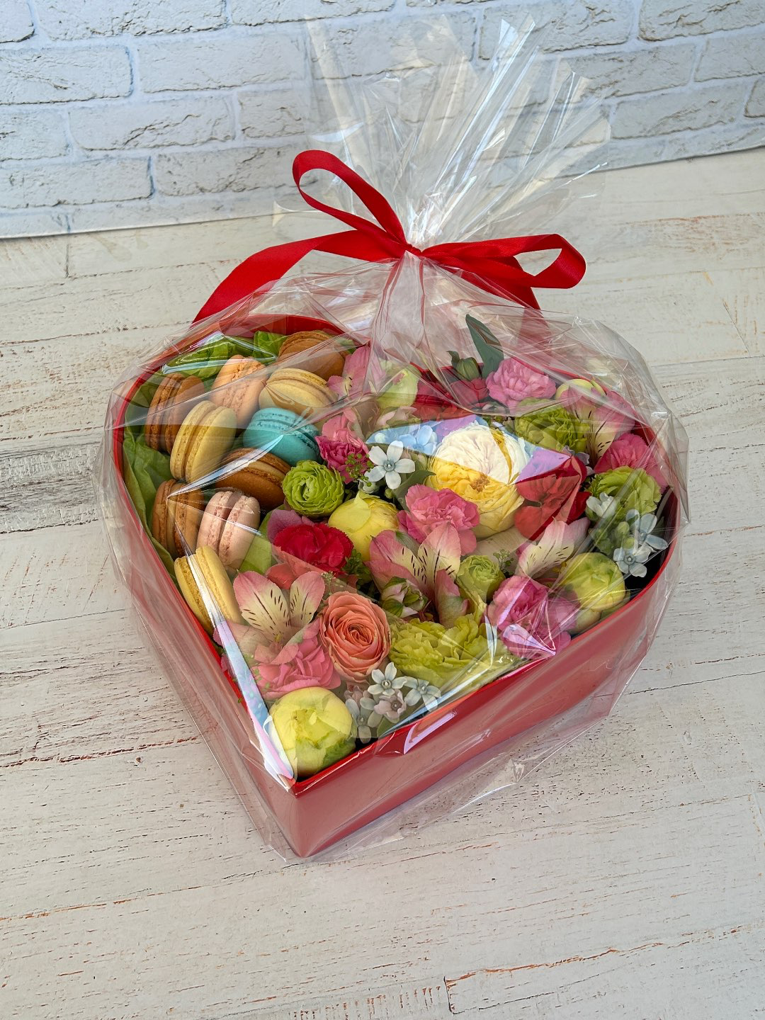 קופסת לב עם פרחים ומקרונים 340₪