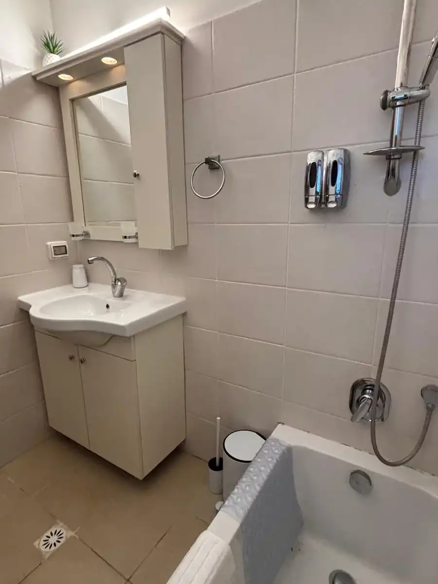  חדר רחצה ושירותים