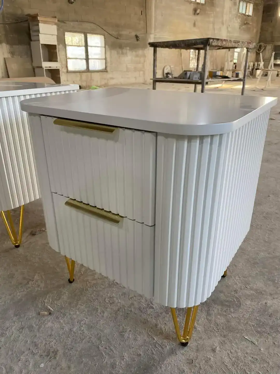 שידת פסים לבנה עם ידיות זהב