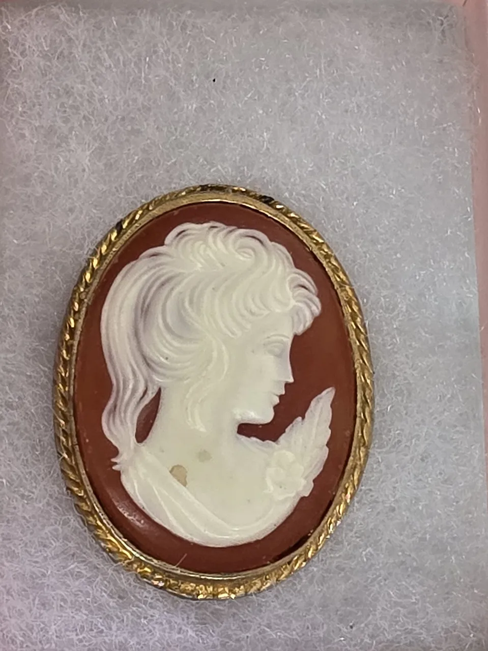 סיכת קמאו אובלית וינט'ג תבליט דמות אישה