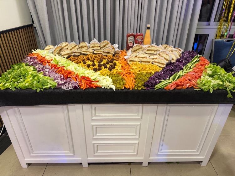 שולחנות שוק לאירועים | בידיים טובות