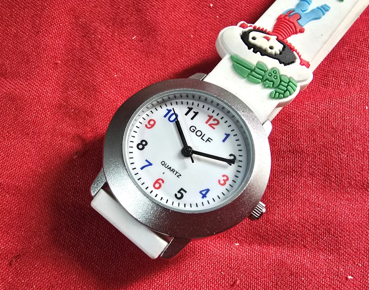 שעון ילדים GOLF WATER RESISTANT צריך סוללה השעון נמכר ללא אחריות AS IS כל השעונים מקוריים מחנות ולא היו בשימוש רוב השעונים עם כיסוי פלסטיק מגן