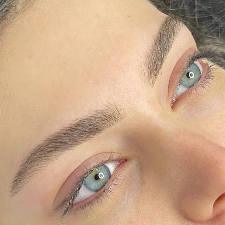 עיצוב גבות טבעיות