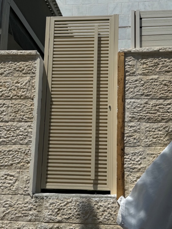דלת כניסה דגם הייטק פתוח למעלה אטום למטה