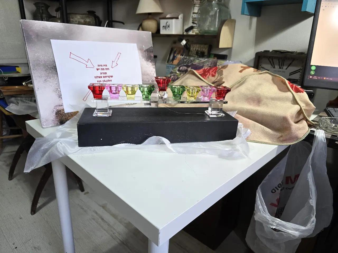 חנוכיה מהממת ביופיה מלאה בצבע עשויה מזכוכית צבעונית