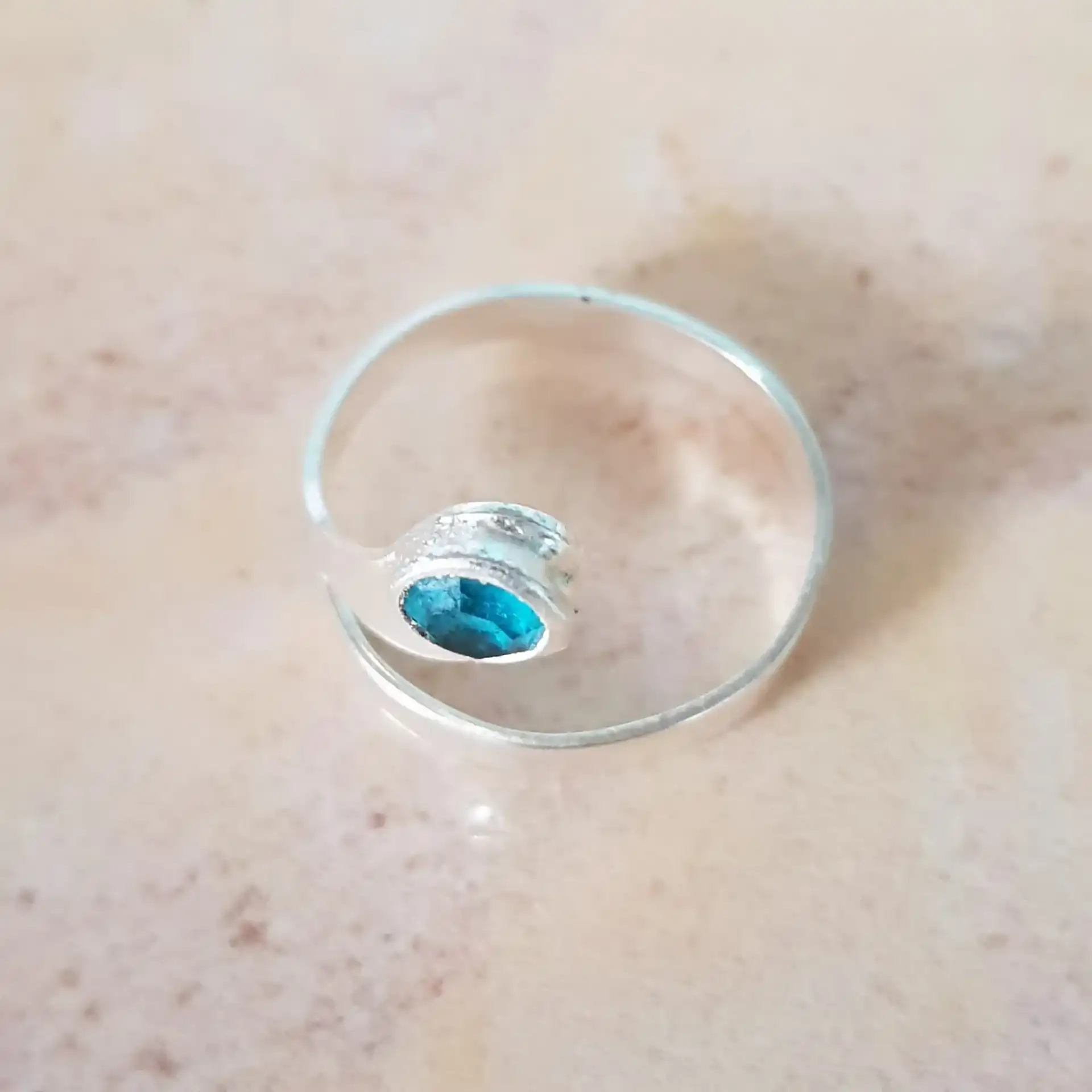 טבעת נחש עלמה – עוצמה ונשיות בעיצוב יוקרתי