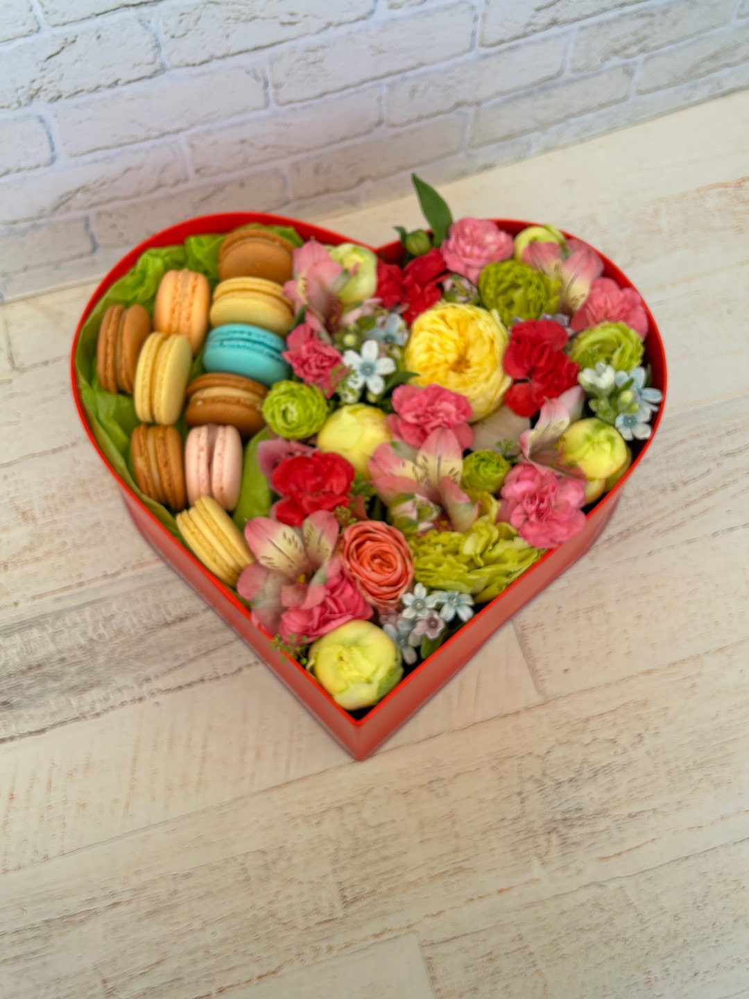 קופסת לב עם פרחים ומקרונים 340₪
