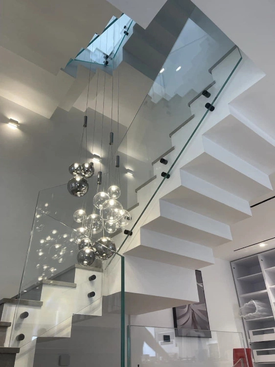 מעקות זכוכית למדרגות ולמרפסת