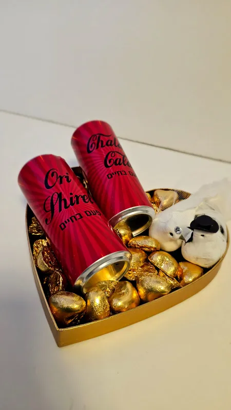 קולה בעיצוב חתן כלה על מגש שוקולדים ויונים