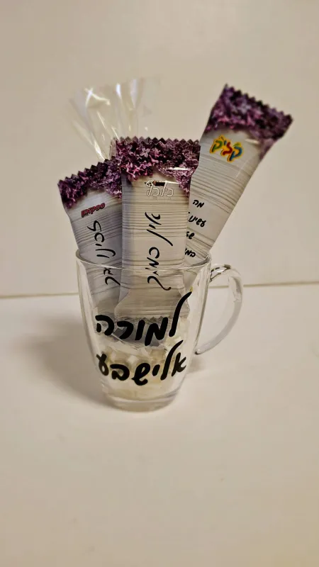 כוס עם שוקולדים