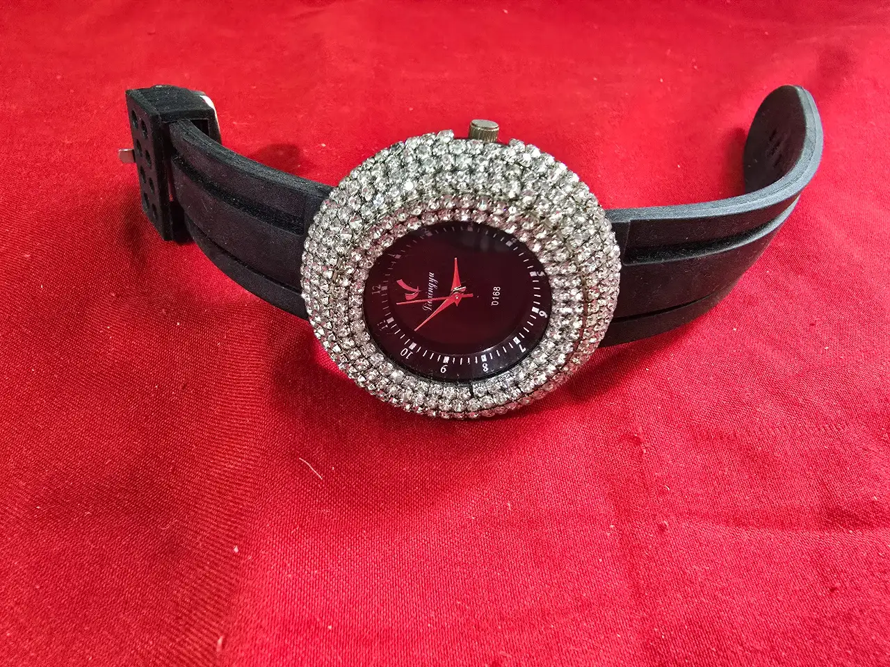 שעון יד חדש לנשים רצועת גומי מסביב לשעון המון זרקונים ..תתחדשי