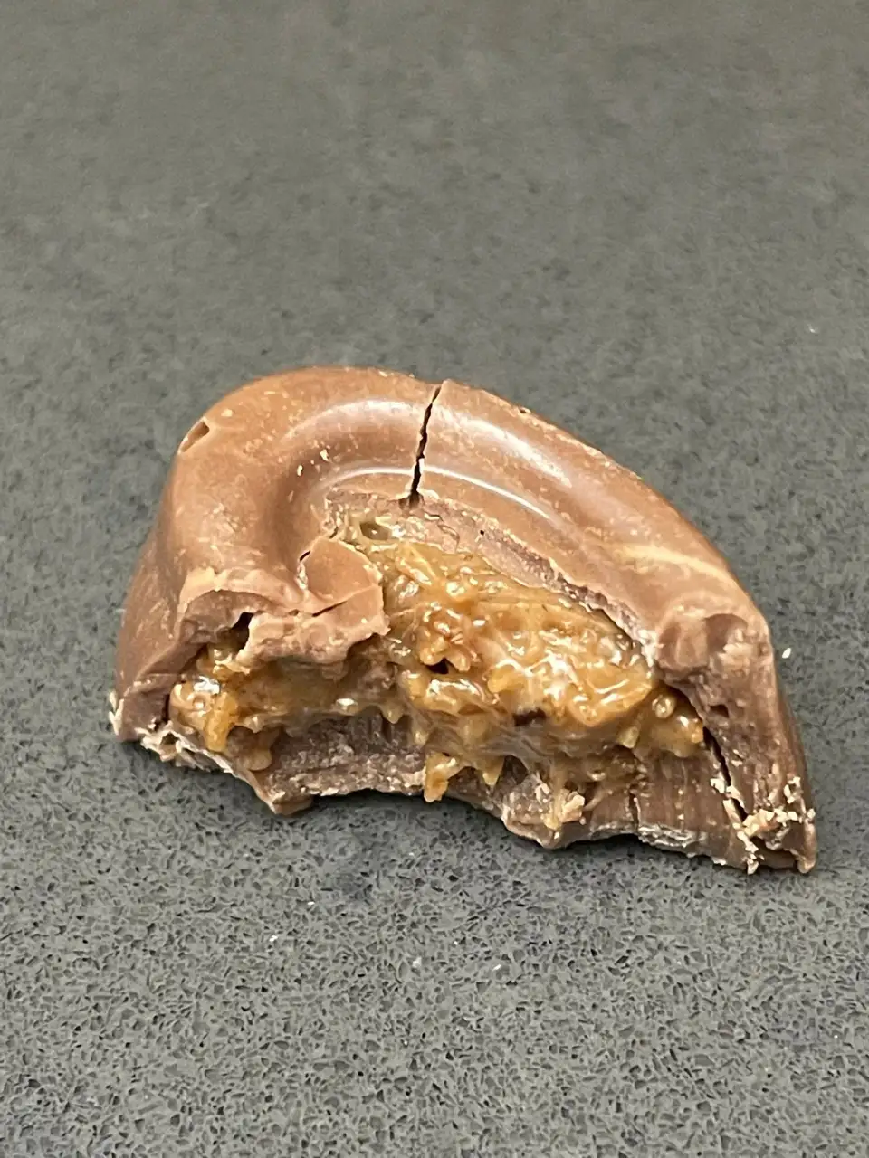 עוגיית שוקולד במילוי קרמל