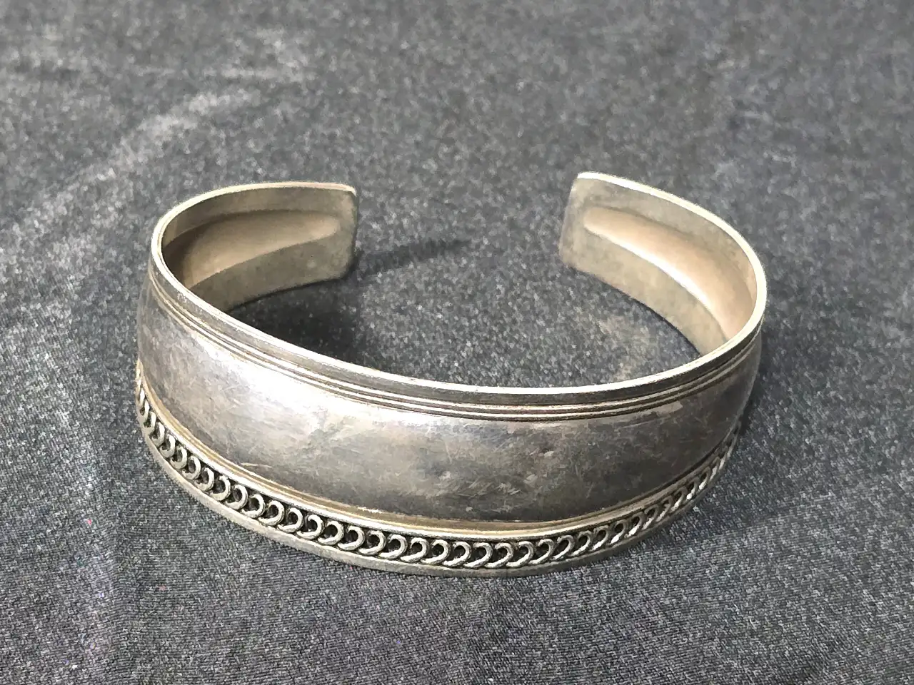 צמיד כסף 925 קשיח.  אורך: 16.7 ס"מ.  משקל: 17.5 גרם.  מצב שמור וטוב,