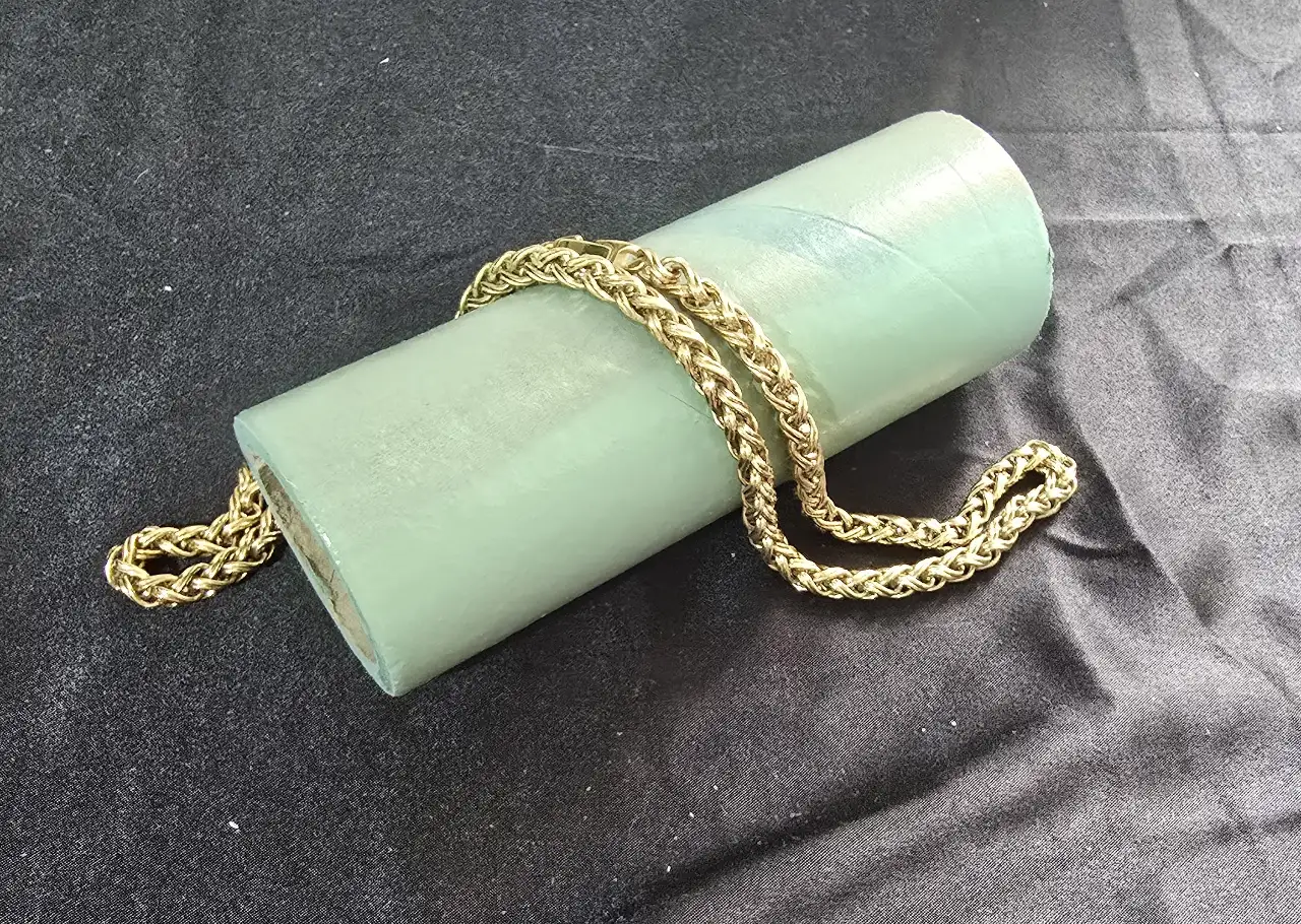 שרשרת זהובה בעלת נוכחות מרשימה המאופיינת בסגנון קלאסי ויוקרתי