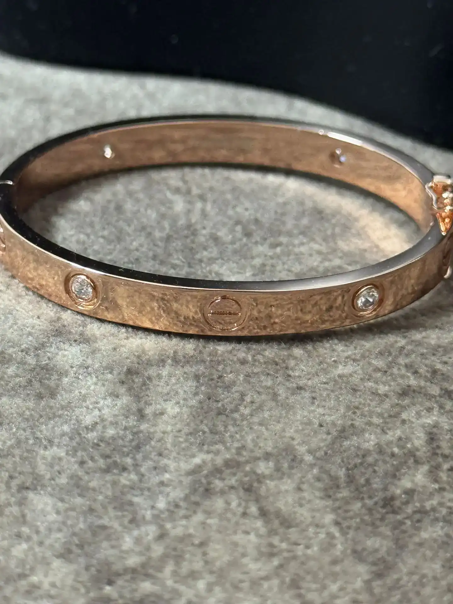 צמיד טניס קשיח