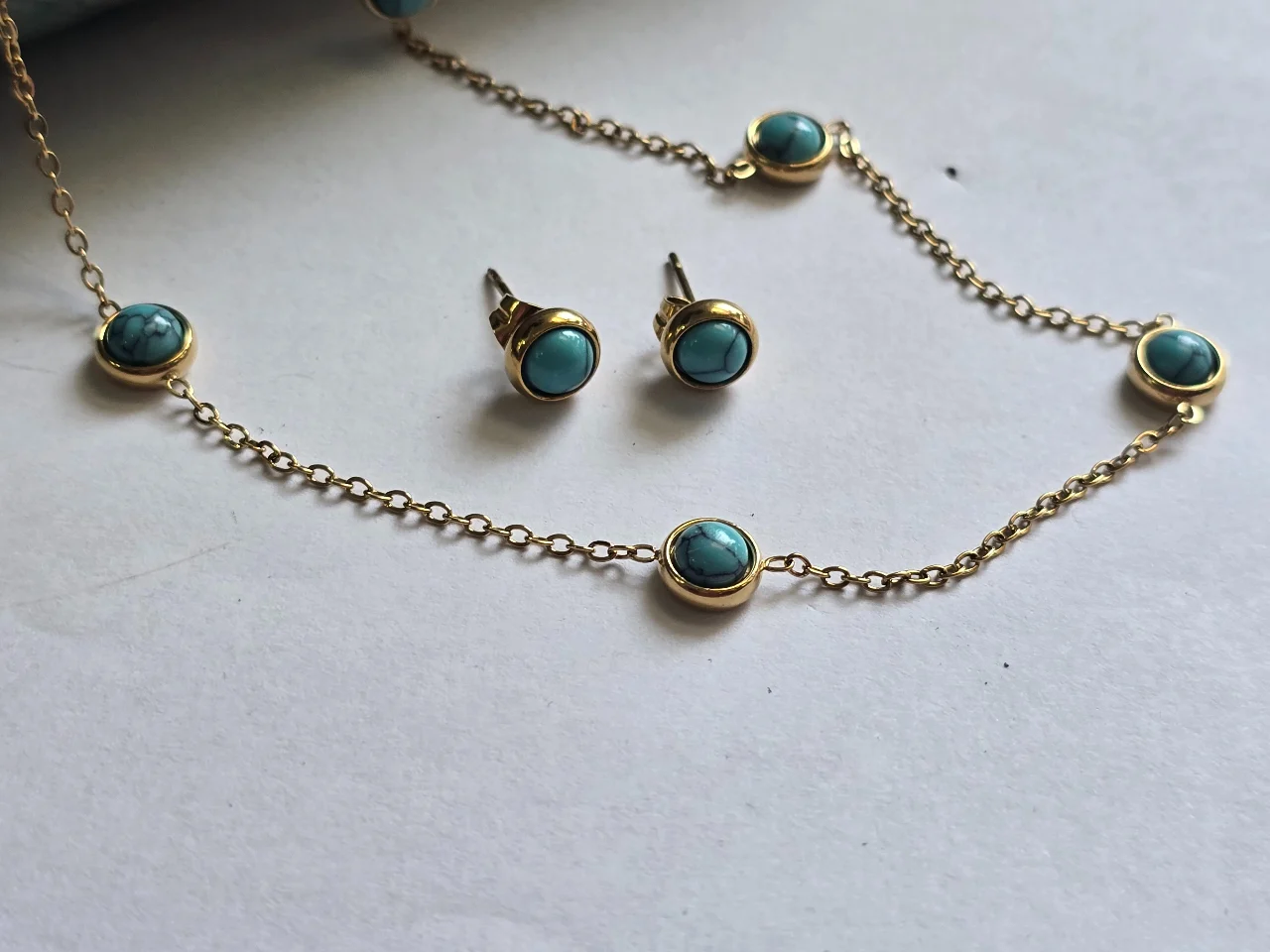 סט שרשרת פלדת אל-חלד ציפוי זהב וחמש אבני תורכיז בנוסף זוג עגילים תואם