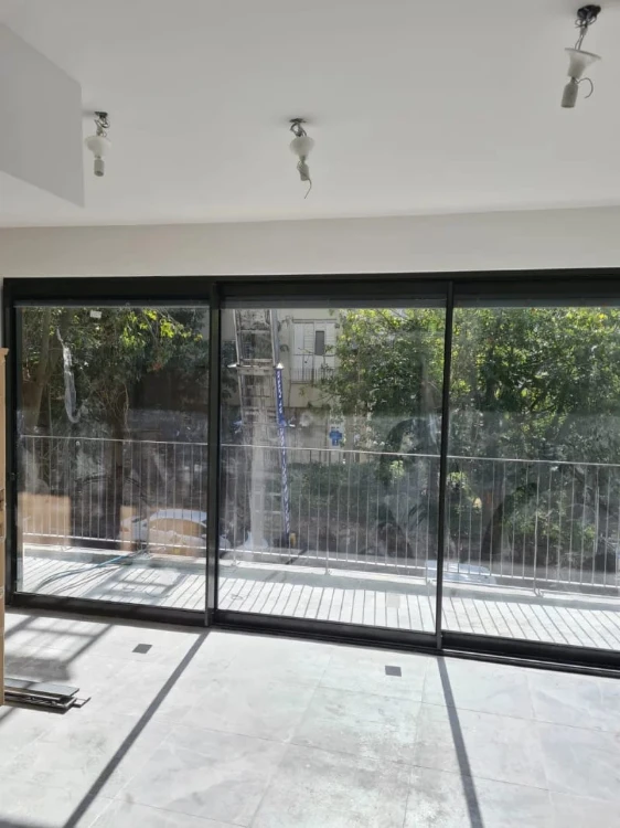 חלונות / ויטרינות / דלתות  בהתאמה אישית