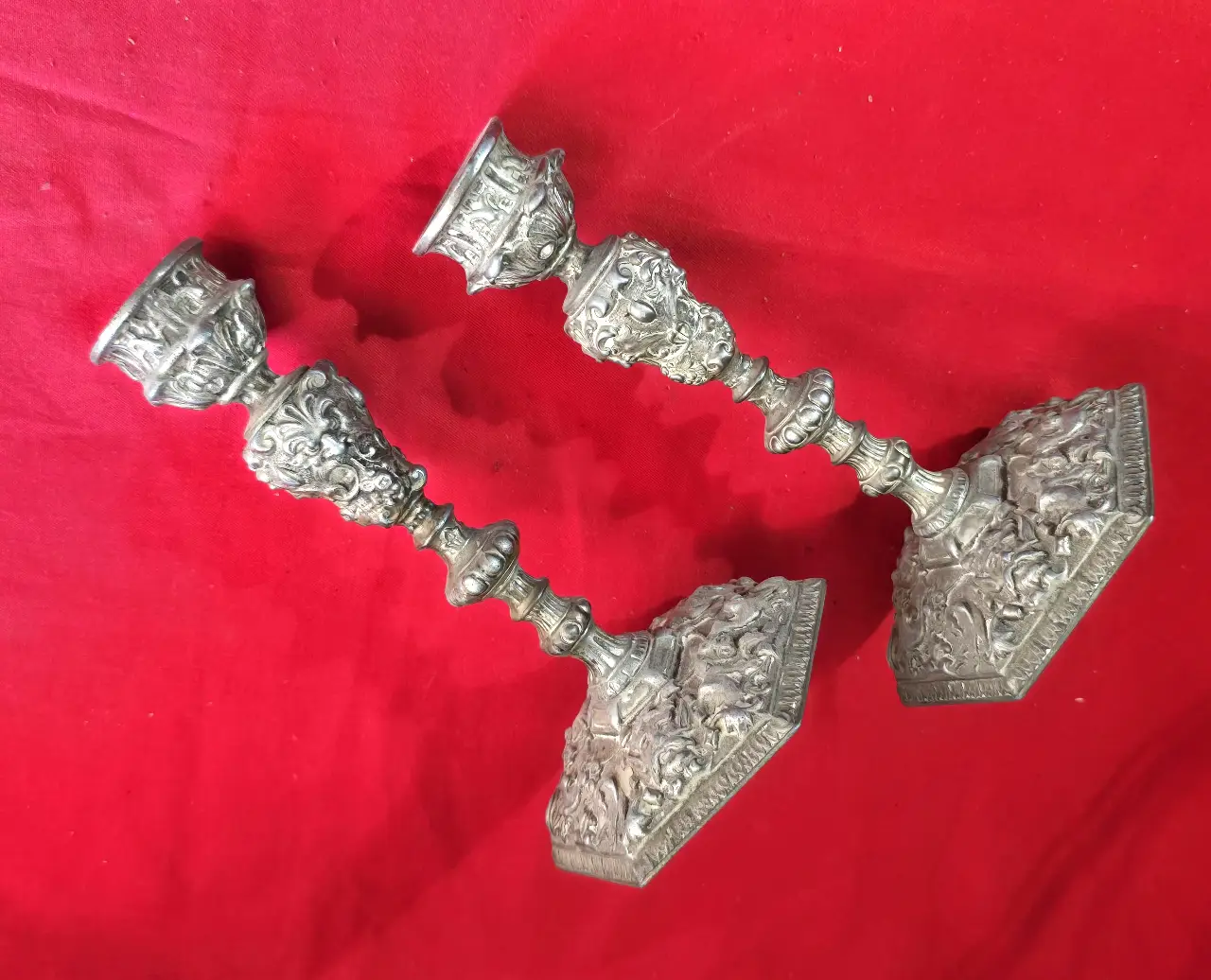 זוג פמוטים לשבת עתיקים בעלי עיצוב מורכב המתכת מצופה בכסף גובה 17 ס'מ