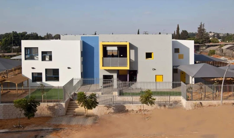 4 גני ילדים = 2 + 2 *נבנה*