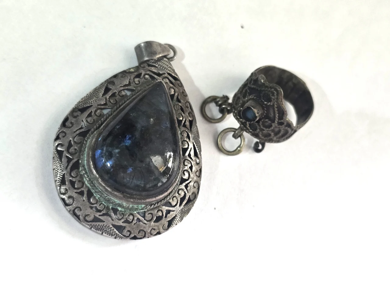 תליון כסף 925 ועגיל תואם אבן גדולה בצורת  טיפה לברדורייט