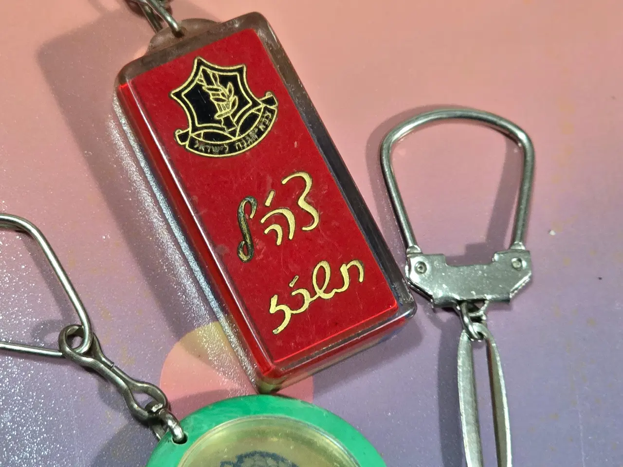 מחזיקי מפתחות ישראלים משנות ה-60 חלק צהליים.