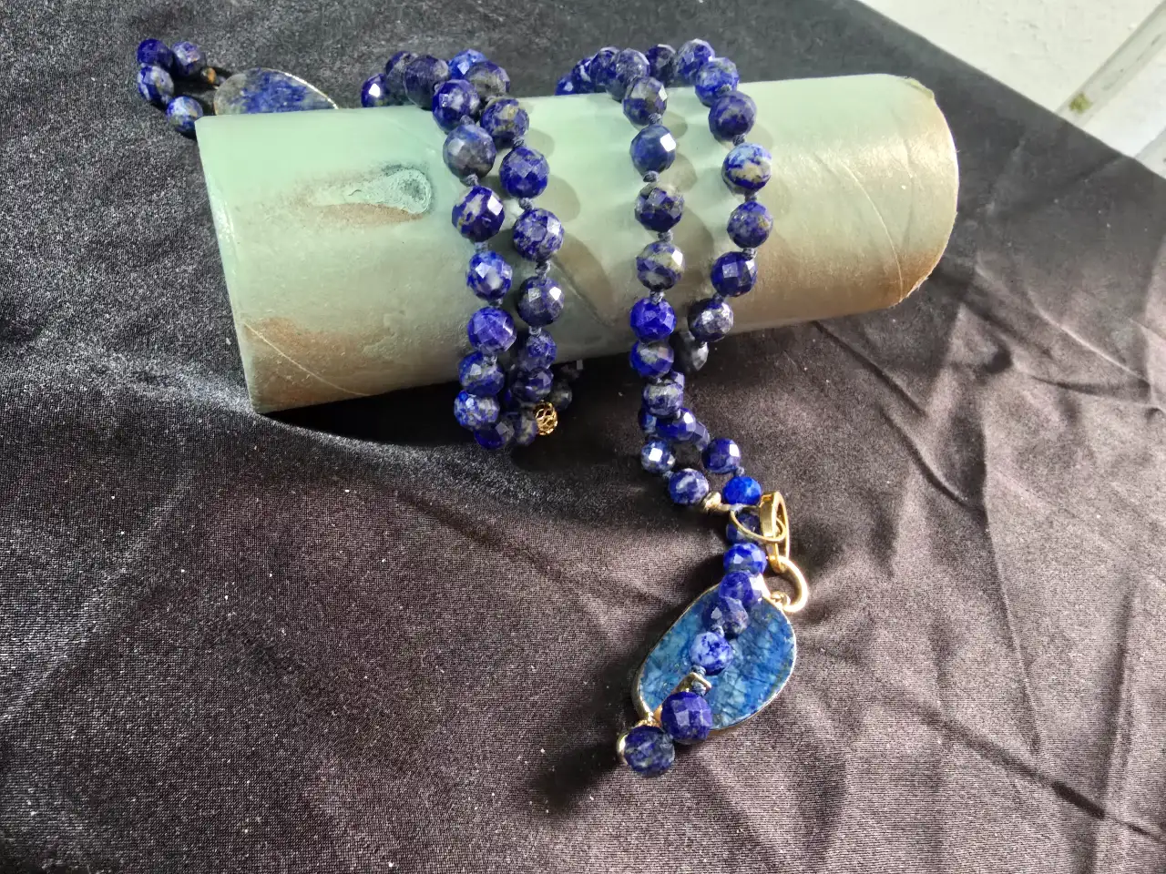 שרשרת המורכבת מאבני לאפיס לזולי ומשלבת אלמנטים מוזהבים אורך מצב סגור 50 ס'מ