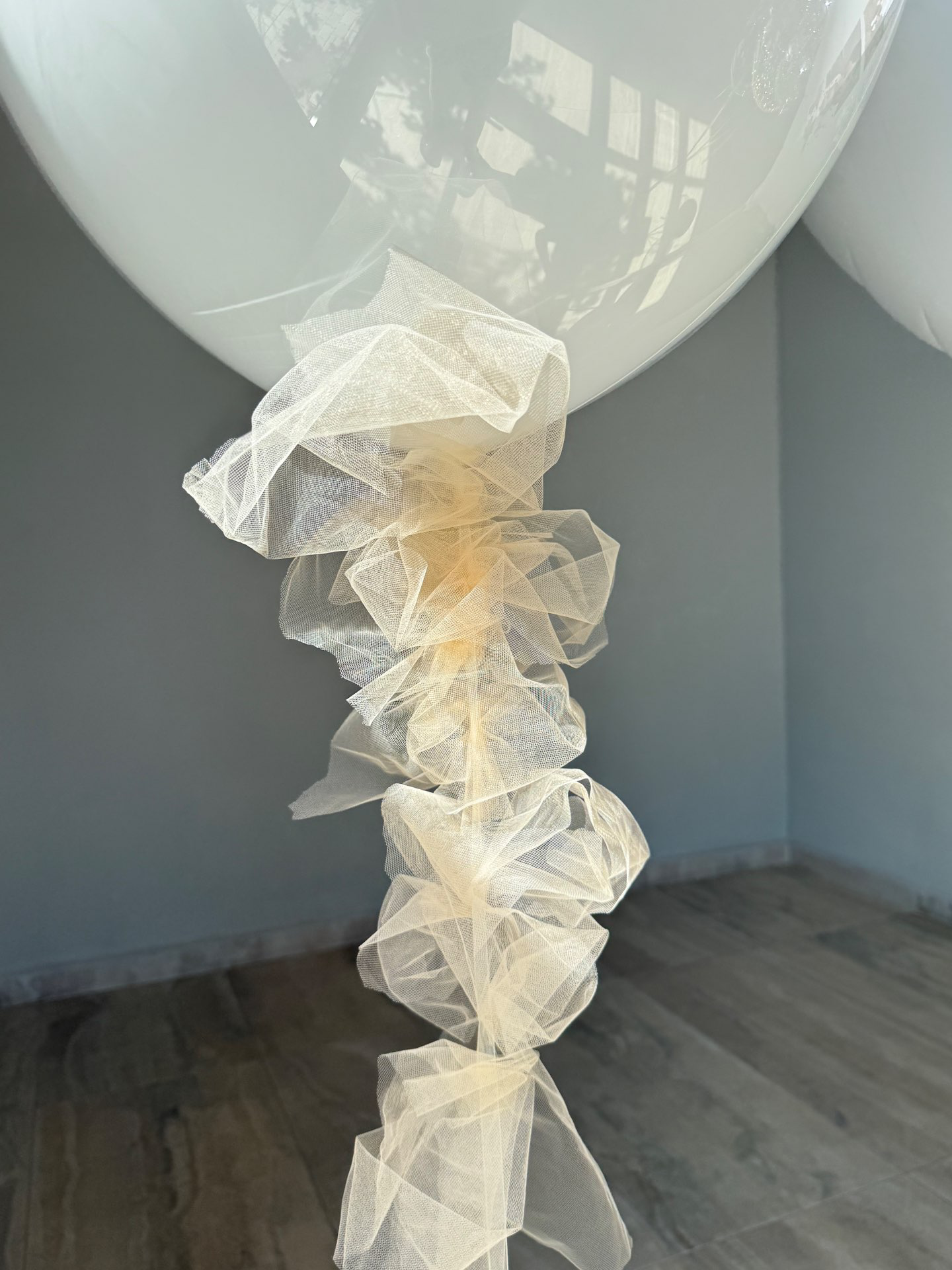 בלון זכוכית L עם טול בחוט בעיצוב יוקרתי ורומנטי | VALI