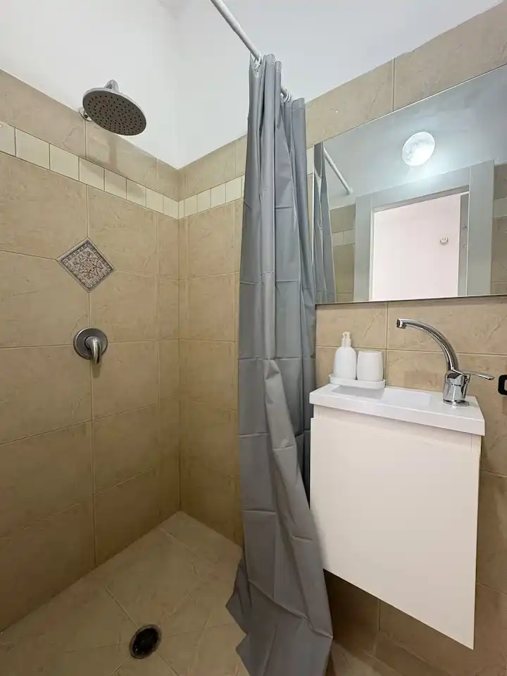 חדר רחצה ושירותים