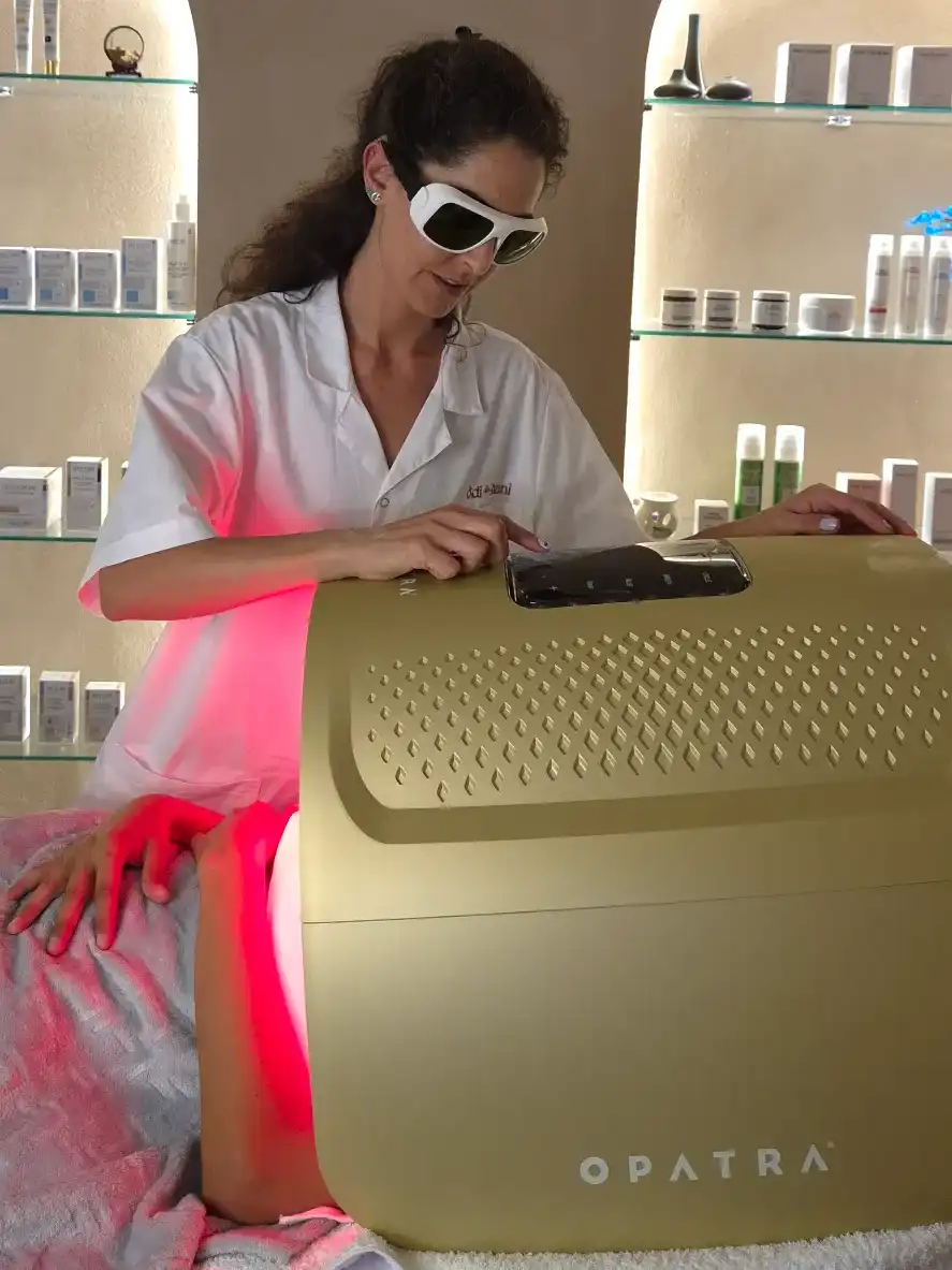 טיפול פנים - אקנה משולב פוטותרפיה