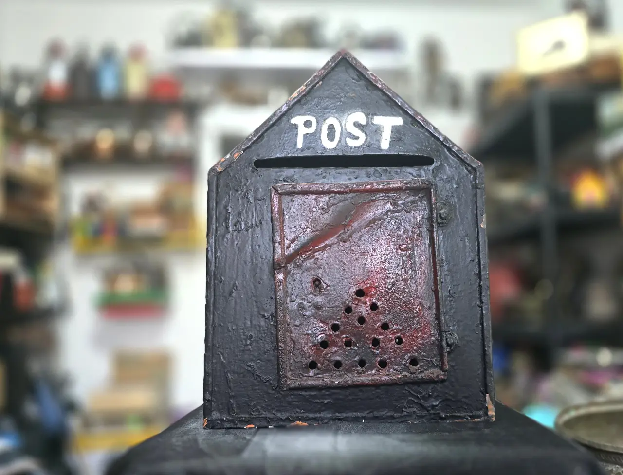 תיבת דואר ישנה מאד, ממתכת(ברזל)כיתוב POST, מרשימה בגודלה וביופייה, ללא המפתח. גובה 34 ס"מ,   רוחב 25 ס"מ.
