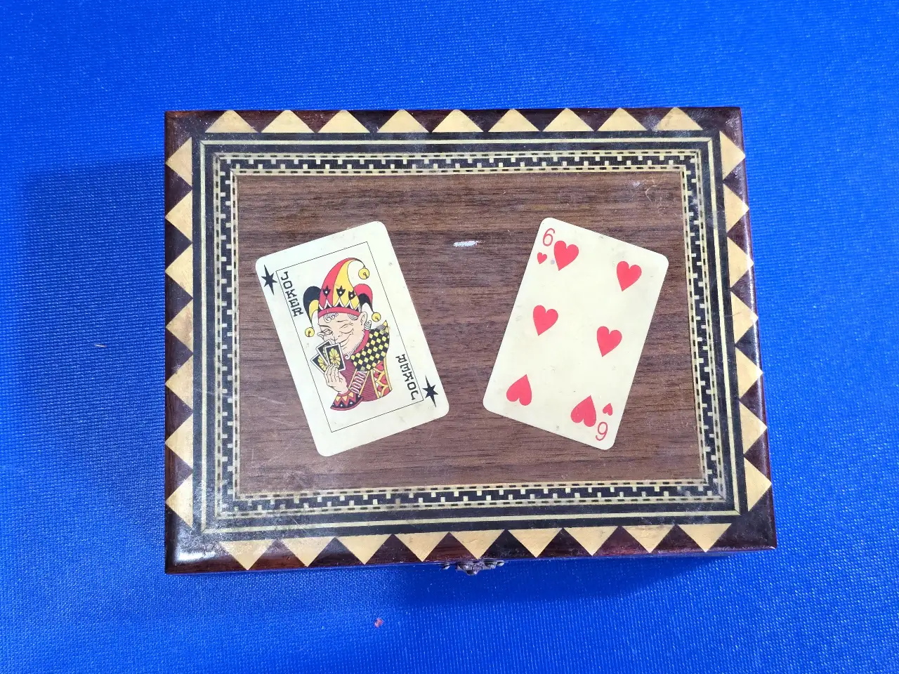 קופסה מהודרת לקלפים עבודת יד ספרד מרופדת בפנים כולל הקלפים