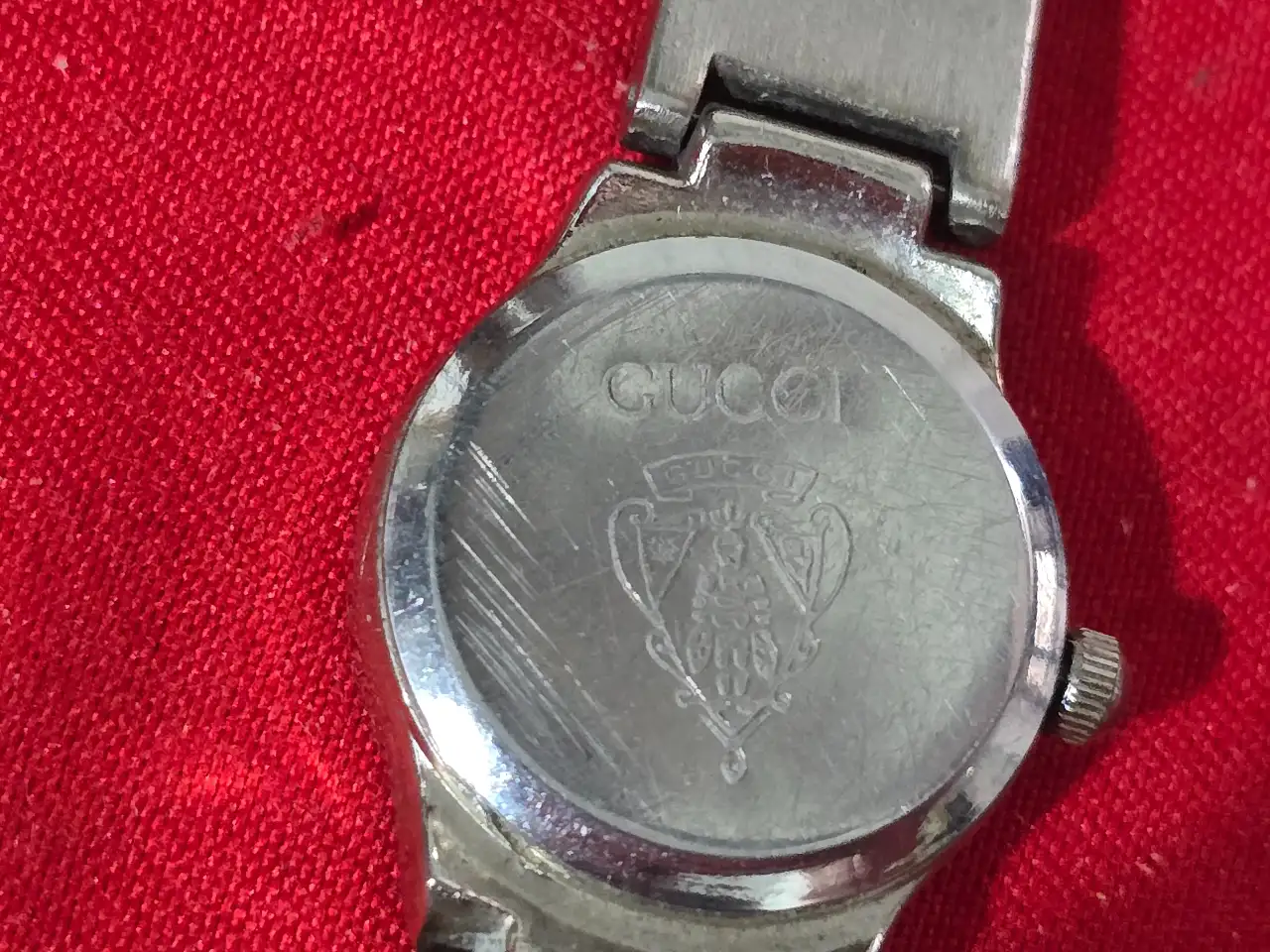 שעון יד לנשים של המותג האיטלקי Gucci דגם וינט'ג שנות ה-90 תחילת 2000 השעון במצב עבודה סוללה חדשה