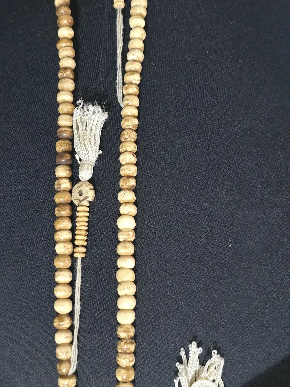 מחרוזת תפילה מוסלמית בעלת 99 חרוזים המשמשת לציון שמו של אללה או לשימוש מרגיע המחרוזת מחולקת לשלושה מקטעים בין המקטעים ניתן לראות חרוזים מפרידים הנקראים 'שאהד' או 'פאסילה' החרוזים בצבע שנהב עשויים מעצם גמל