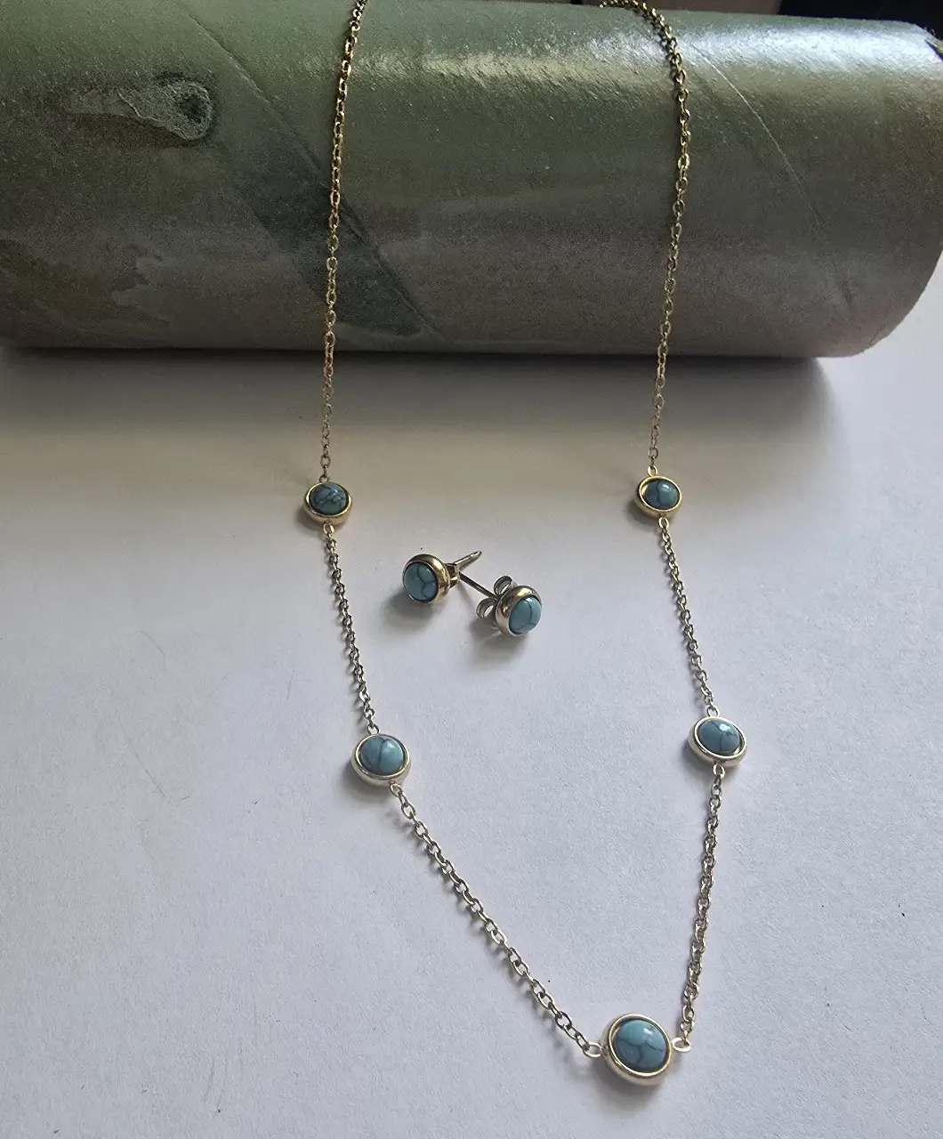 סט שרשרת פלדת אל-חלד ציפוי זהב וחמש אבני תורכיז בנוסף זוג עגילים תואם