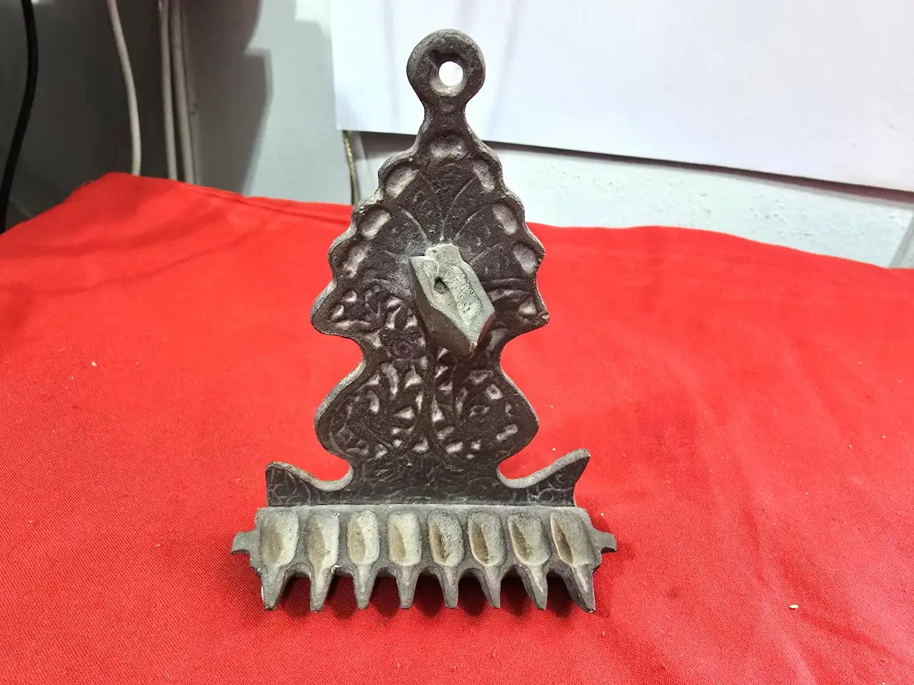 חנוכיה ישנה  קטנה ממתכת יצוקה וינט'ג שימשה למסעות