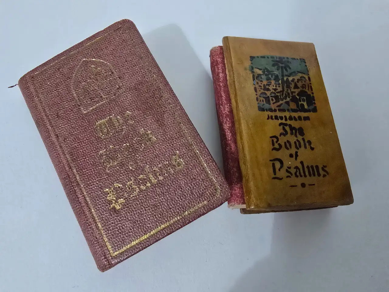 2 ספרוני תהילים מיניאטוריים -פלשתינה ארץ ישראל- מידה כ-6 ס"מ. כפי שמצולם בפירוט. יודאיקה Book Of Psalms